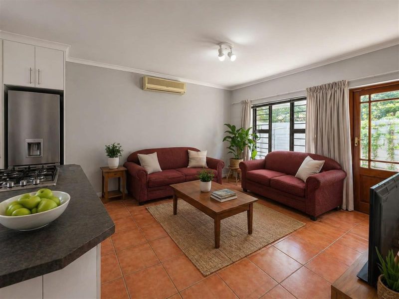 To Rent:  Stylish Lock-Up-and-Go Living 2-Bed Townhouse in Vredekloof - Photo 3