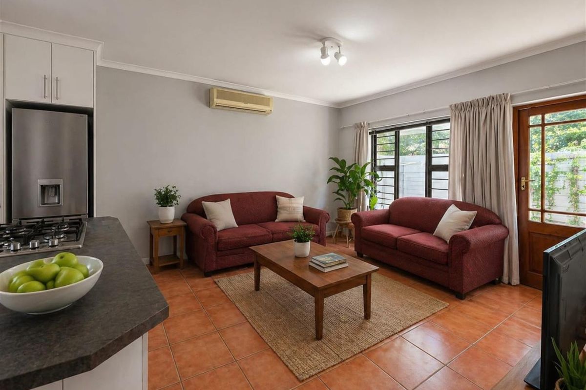 To Rent:  Stylish Lock-Up-and-Go Living 2-Bed Townhouse in Vredekloof - Photo 3