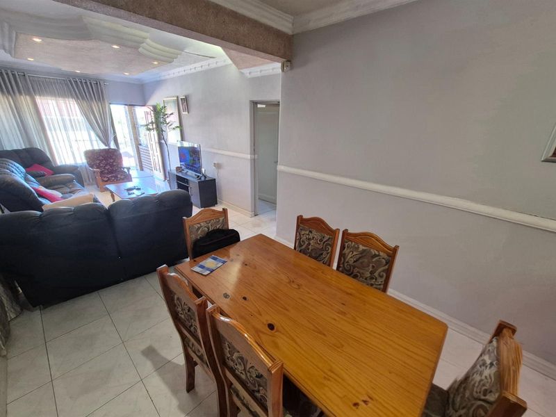 Make this your home...3 bedroom home For Sale in Bluff, Durban, KwaZulu Natal - Photo 8