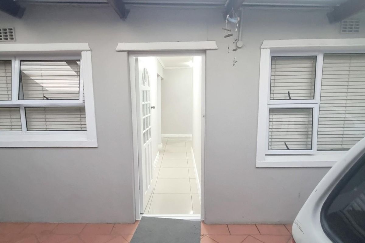 Spacious 2-Bedroom Separate Entrance - Primrose Park - Available now - PLEASE READ THE DESCRIPTION - Photo 2