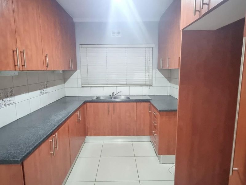 Spacious 2-Bedroom Separate Entrance - Primrose Park - Available now - PLEASE READ THE DESCRIPTION - Photo 5