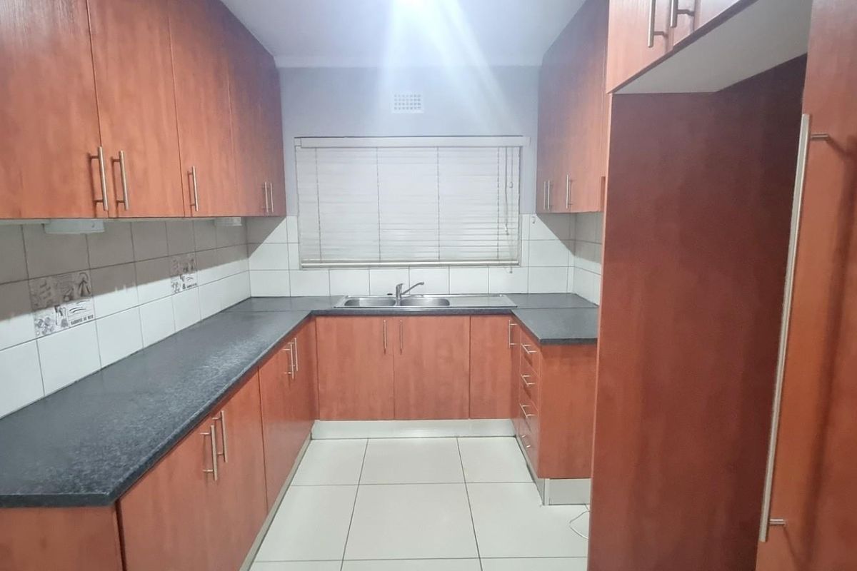 Spacious 2-Bedroom Separate Entrance - Primrose Park - Available now - PLEASE READ THE DESCRIPTION - Photo 5