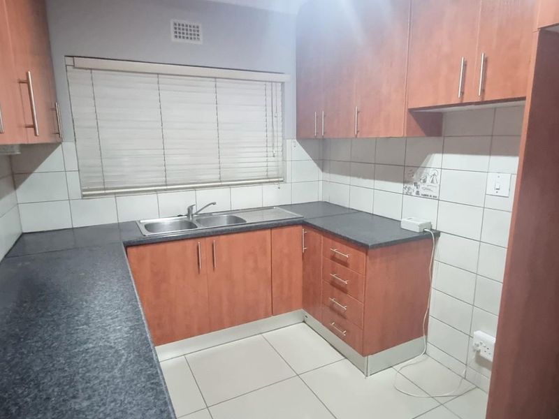 Spacious 2-Bedroom Separate Entrance - Primrose Park - Available now - PLEASE READ THE DESCRIPTION - Photo 4