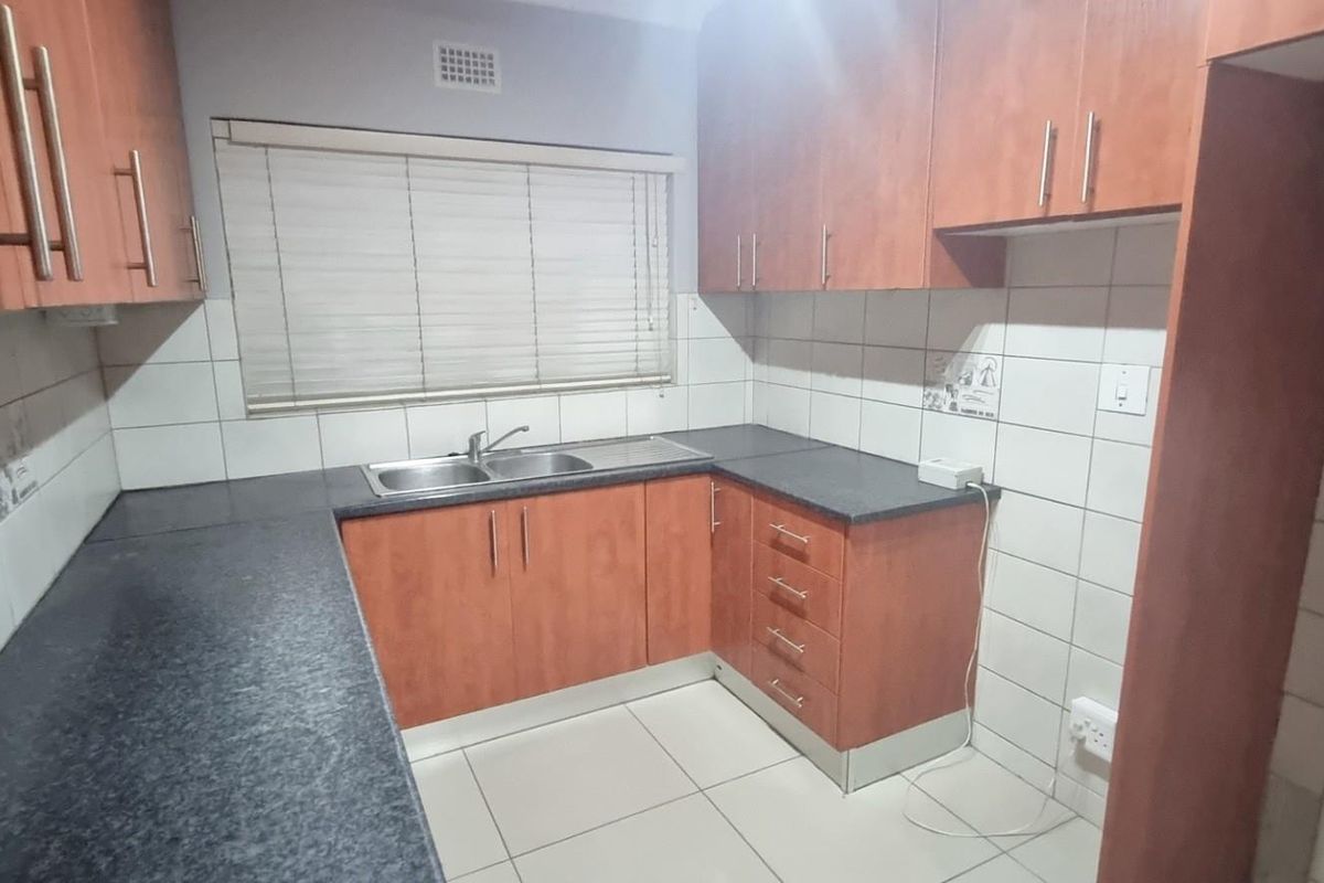 Spacious 2-Bedroom Separate Entrance - Primrose Park - Available now - PLEASE READ THE DESCRIPTION - Photo 4