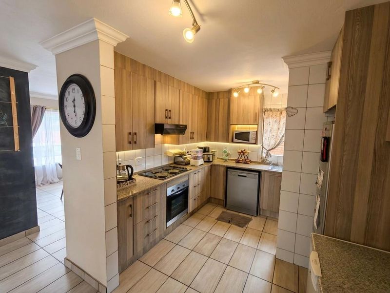 3-Bedroom Home with Separate Flatlet and Entertainment Features in Moreleta Park - Photo 2