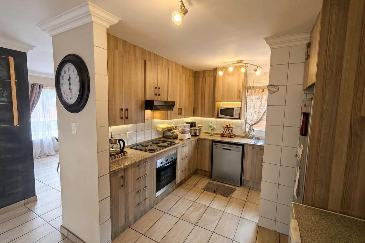 3-Bedroom Home with Separate Flatlet and Entertainment Features in Moreleta Park - Photo 2