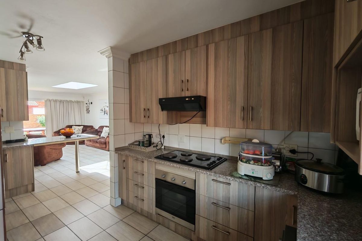 3-Bedroom Home with Separate Flatlet and Entertainment Features in Moreleta Park - Photo 3