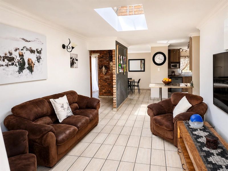 3-Bedroom Home with Separate Flatlet and Entertainment Features in Moreleta Park - Photo 4