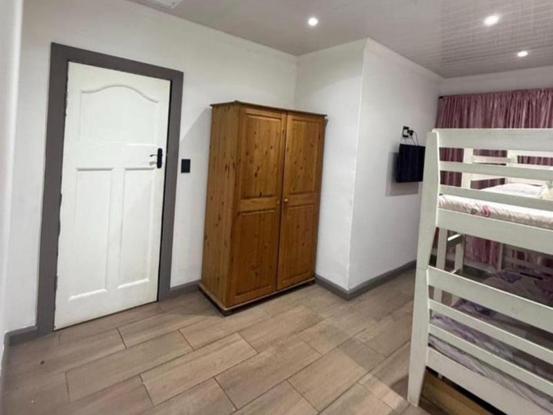 Charming renovated family home with dual living for additional income! - Photo 8