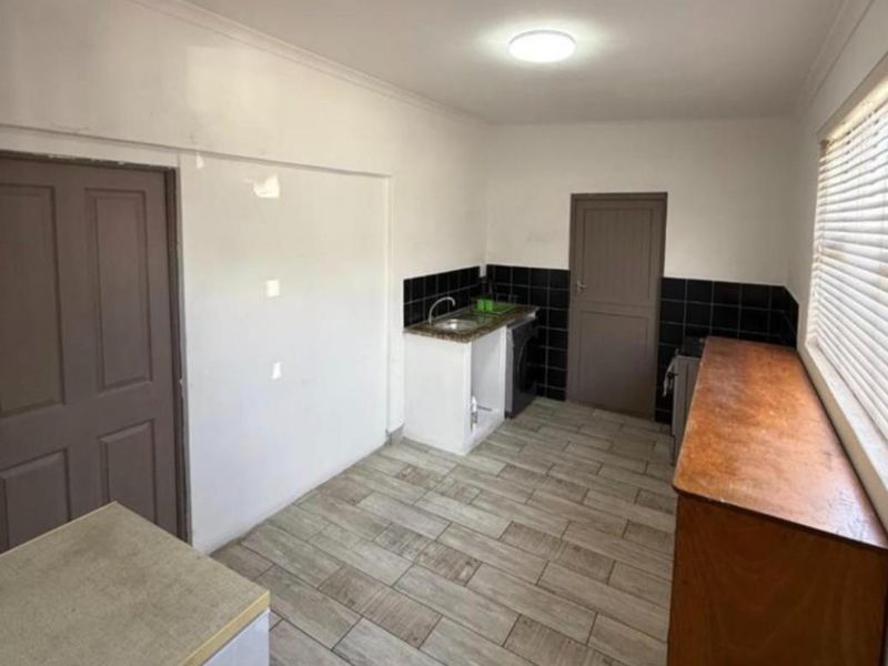 Charming renovated family home with dual living for additional income! - Photo 10