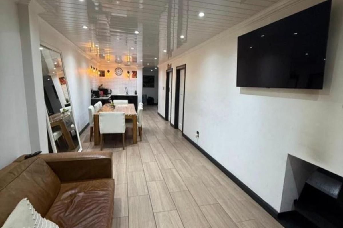 Charming renovated family home with dual living for additional income! - Photo 3