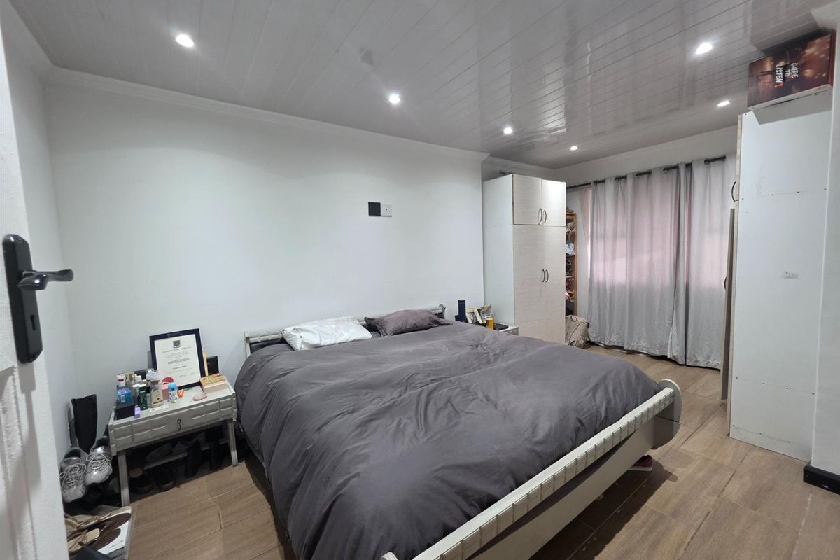 Charming renovated family home with dual living for additional income! - Photo 2