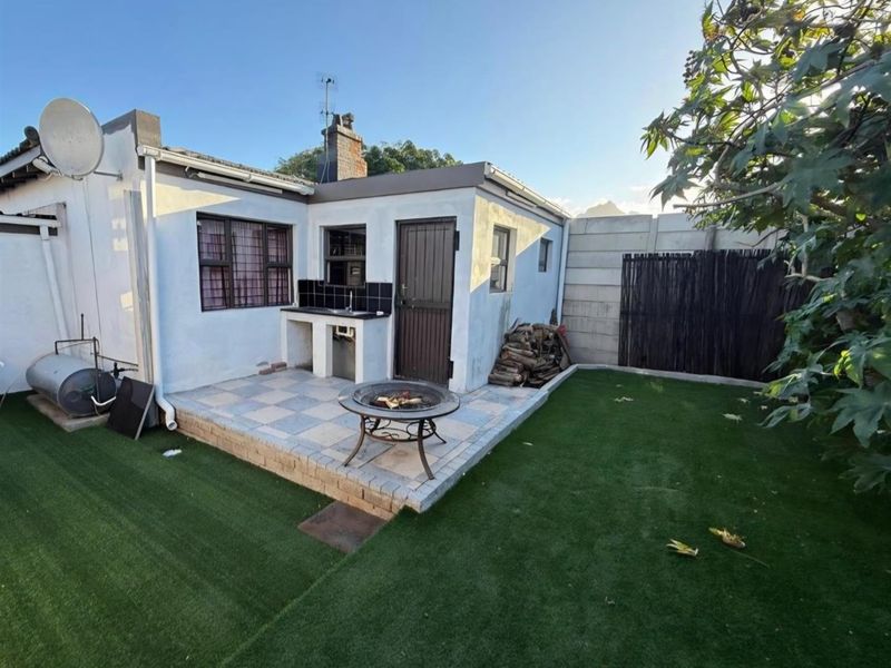 Charming renovated family home with dual living for additional income! - Photo 5
