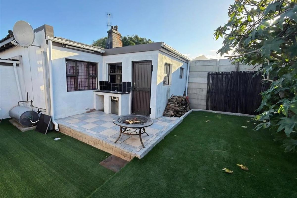 Charming renovated family home with dual living for additional income! - Photo 5
