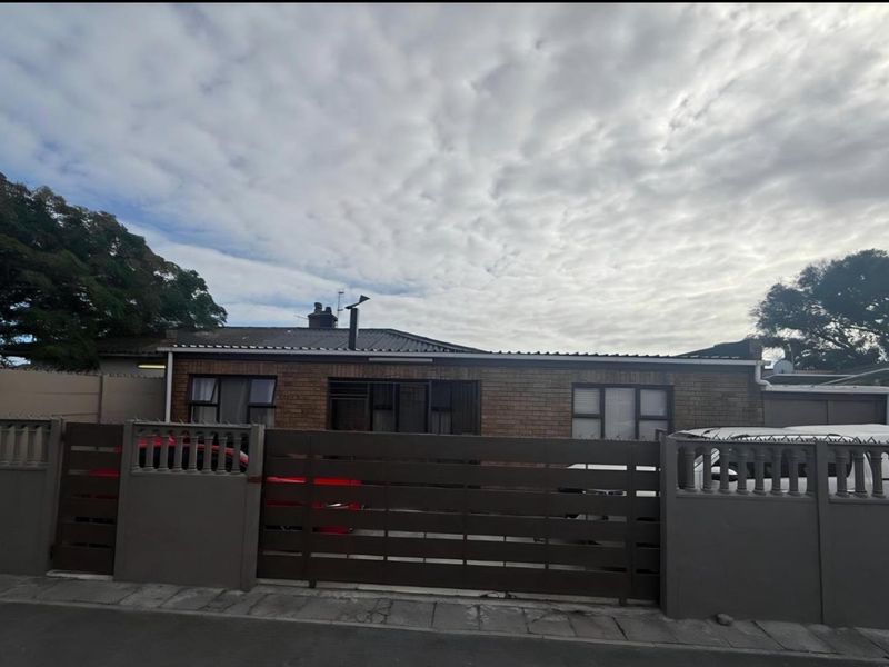 Charming renovated family home with dual living for additional income! - Photo 1