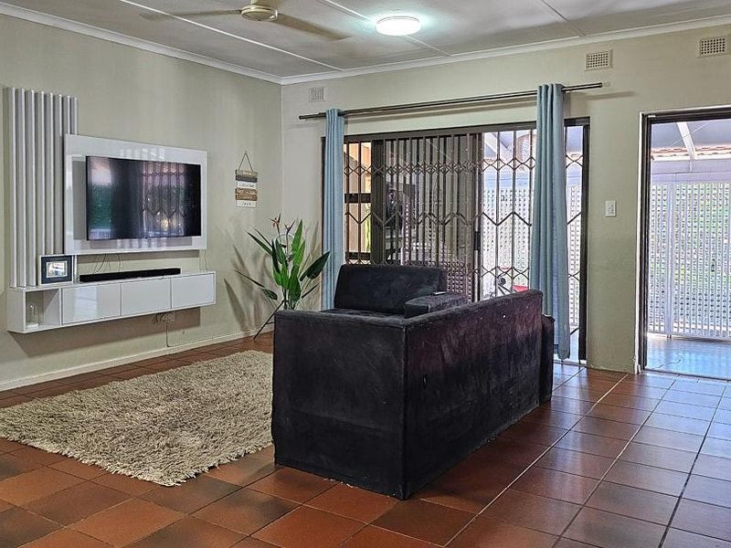 3 Bedroom House With Spacious Flat - Photo 10