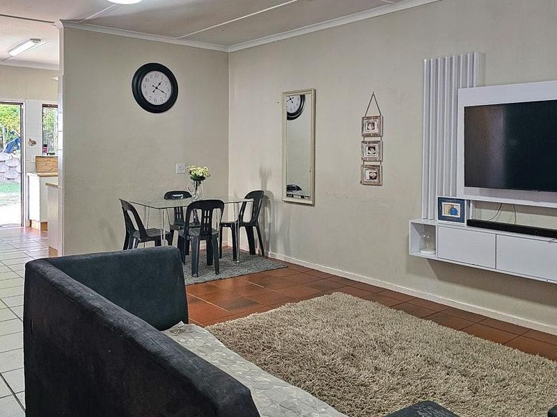 3 Bedroom House With Spacious Flat - Photo 3