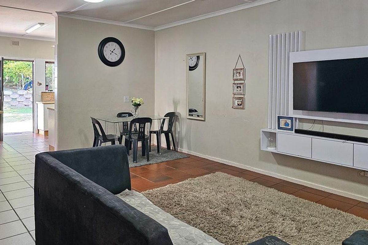 3 Bedroom House With Spacious Flat - Photo 3