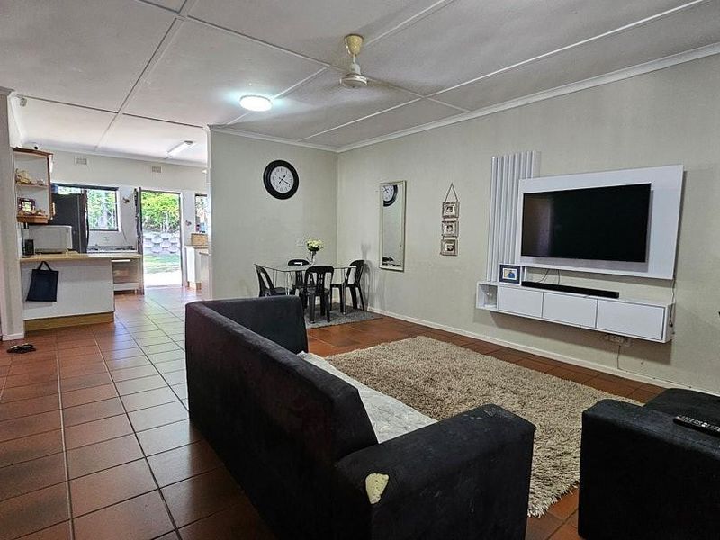 3 Bedroom House With Spacious Flat - Photo 8