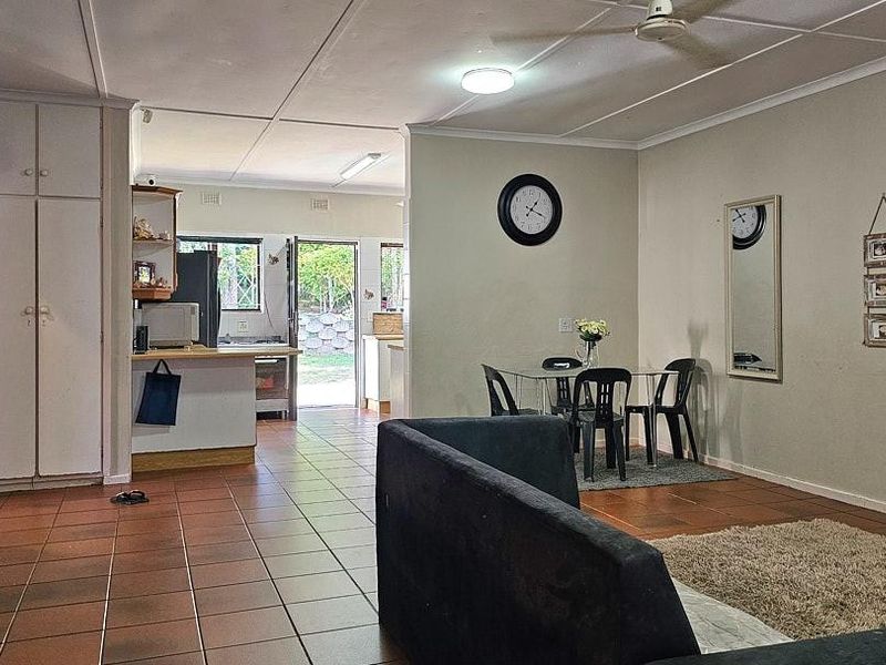 3 Bedroom House With Spacious Flat - Photo 7