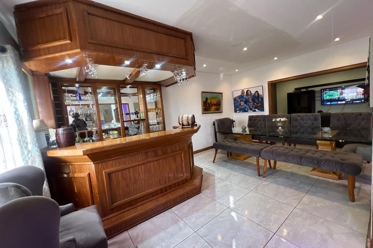 House For Sale in The Hill, Johannesburg - Photo 5