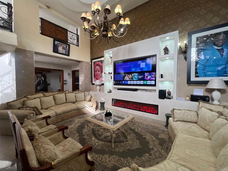 House For Sale in The Hill, Johannesburg - Photo 2