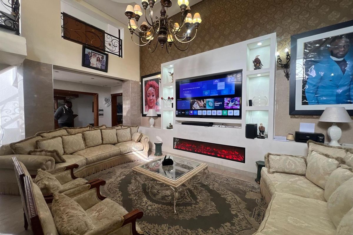 House For Sale in The Hill, Johannesburg - Photo 2