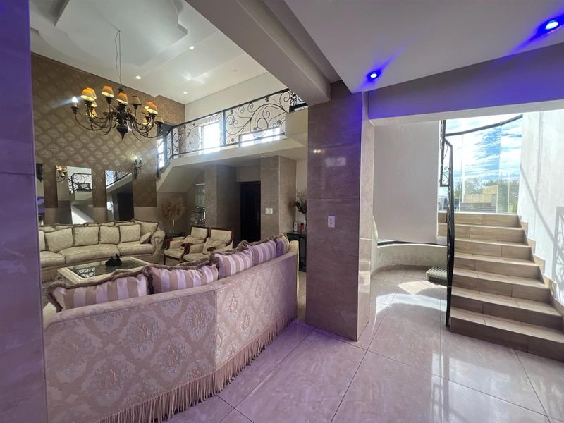 House For Sale in The Hill, Johannesburg - Photo 9