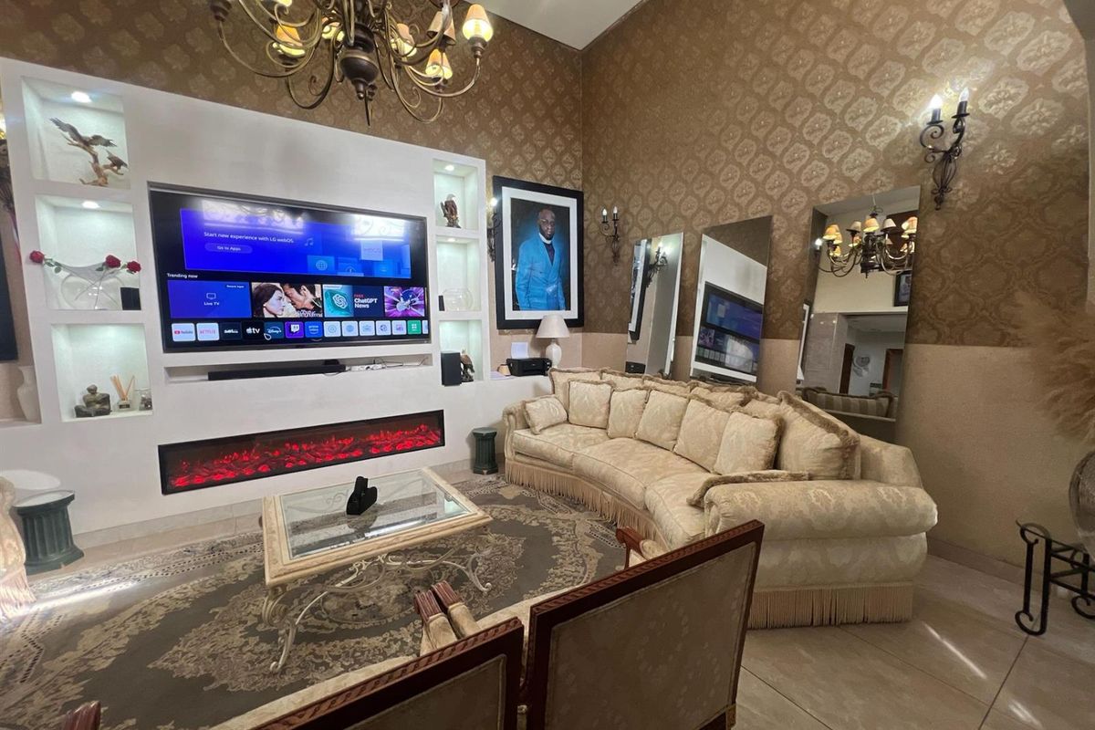 House For Sale in The Hill, Johannesburg - Photo 3