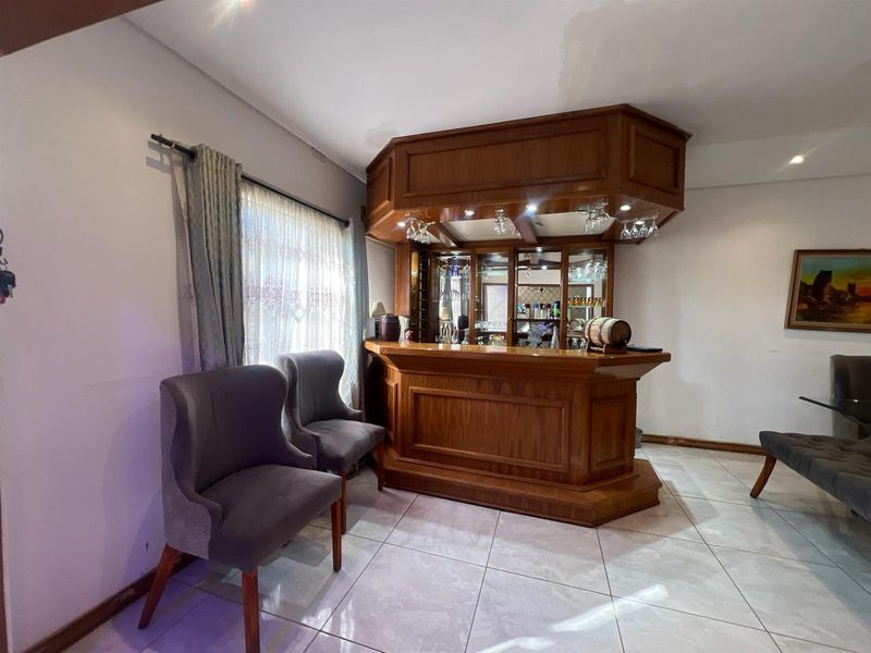 House For Sale in The Hill, Johannesburg - Photo 6