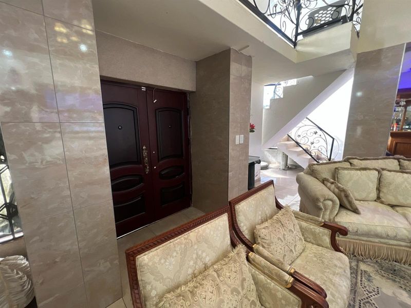 House For Sale in The Hill, Johannesburg - Photo 4