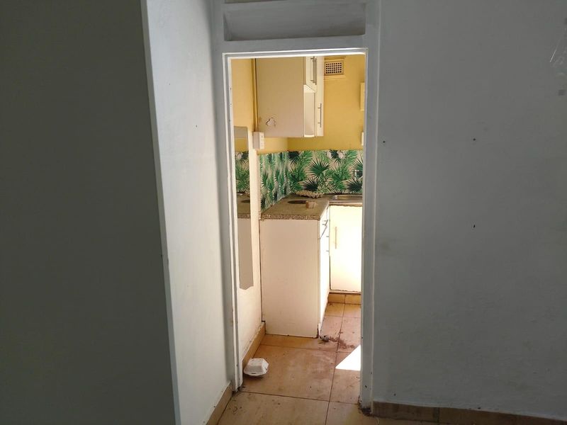 Huge four bedroom house To Rent in Glenmore, Durban, KwaZulu Natal - Photo 9