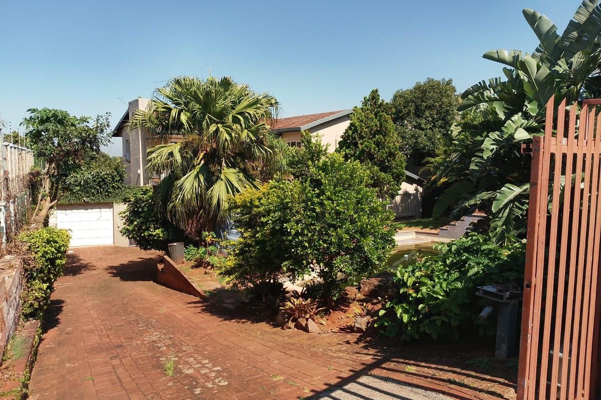 Huge four bedroom house To Rent in Glenmore, Durban, KwaZulu Natal - Photo 2