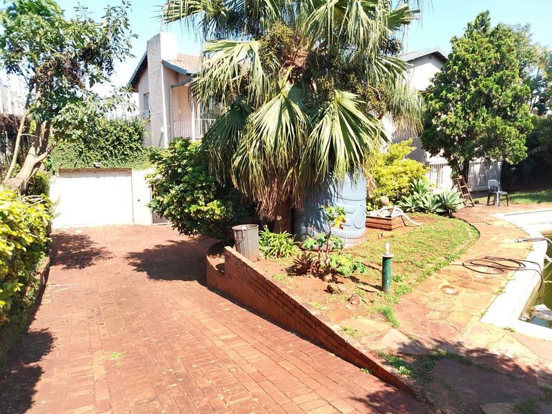 Huge four bedroom house To Rent in Glenmore, Durban, KwaZulu Natal - Photo 3