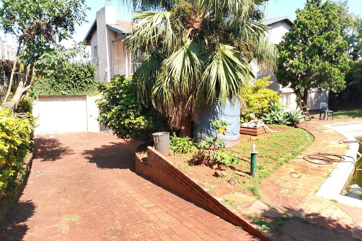 Huge four bedroom house To Rent in Glenmore, Durban, KwaZulu Natal - Photo 3