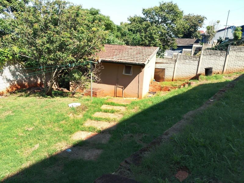 Huge four bedroom house To Rent in Glenmore, Durban, KwaZulu Natal - Photo 5