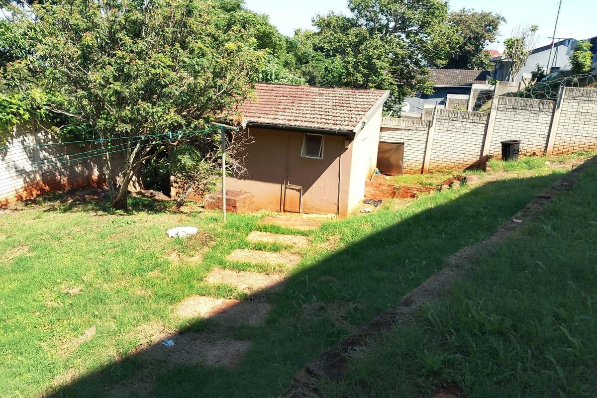 Huge four bedroom house To Rent in Glenmore, Durban, KwaZulu Natal - Photo 5