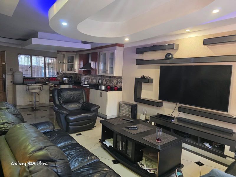 House For Sale in Witbank Ext 10, Witbank - Photo 2