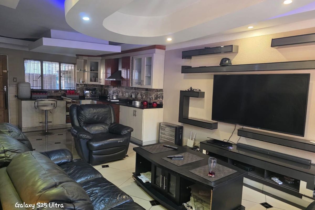 House For Sale in Witbank Ext 10, Witbank - Photo 2