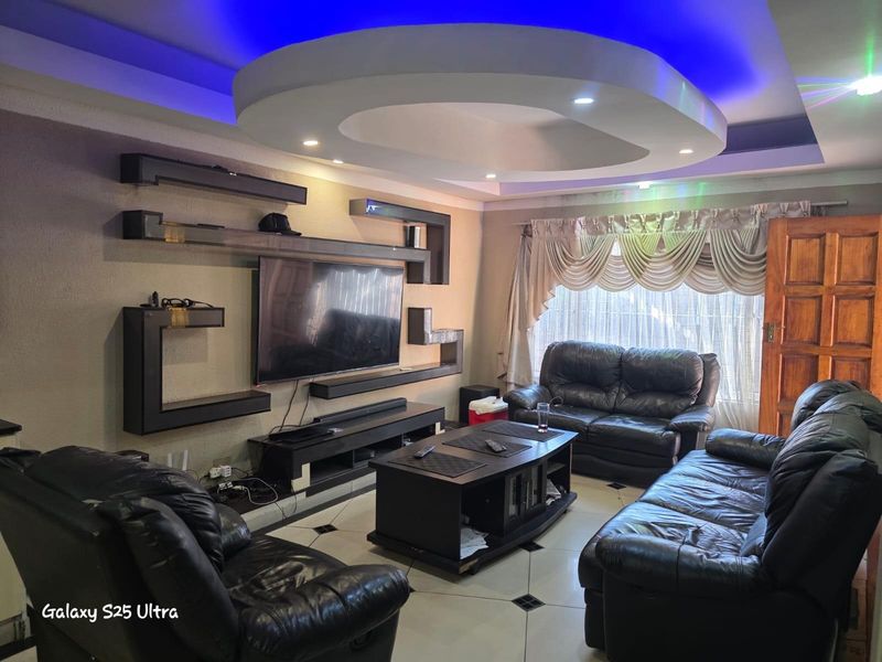 House For Sale in Witbank Ext 10, Witbank - Photo 3