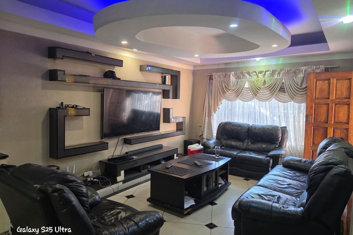 House For Sale in Witbank Ext 10, Witbank - Photo 3