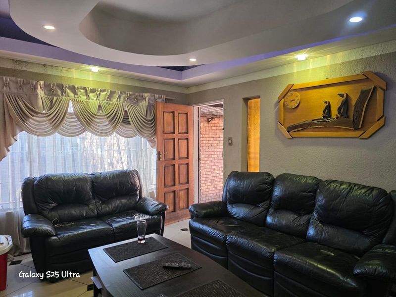 House For Sale in Witbank Ext 10, Witbank - Photo 4