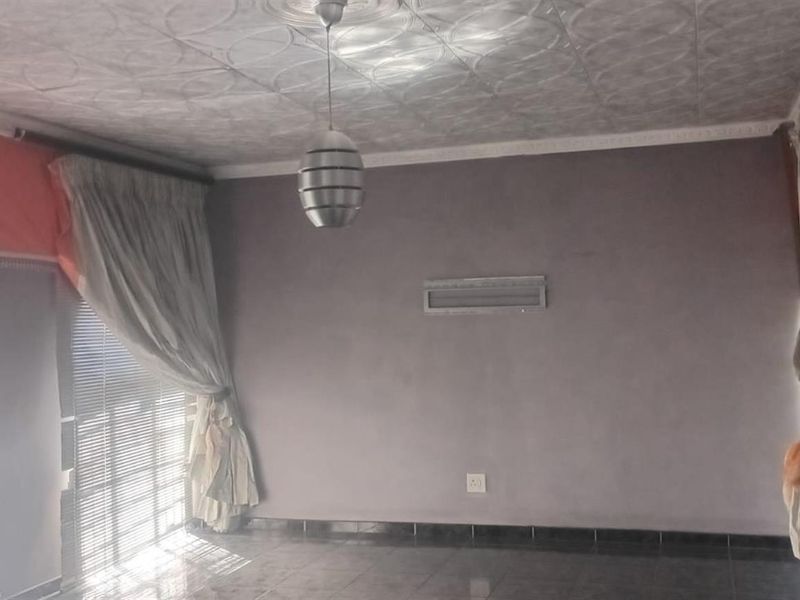 House For Sale in Ncandu Park Newcastle KwaZulu Natal - Photo 2