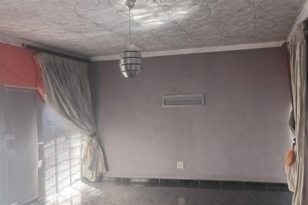 House For Sale in Ncandu Park Newcastle KwaZulu Natal - Photo 2
