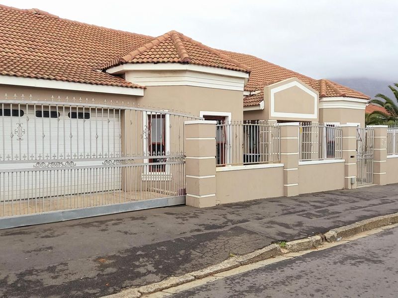 Beautiful house + 3bed fatlet on 739m2 property For Sale in Maitland, Cape Town - Photo 2