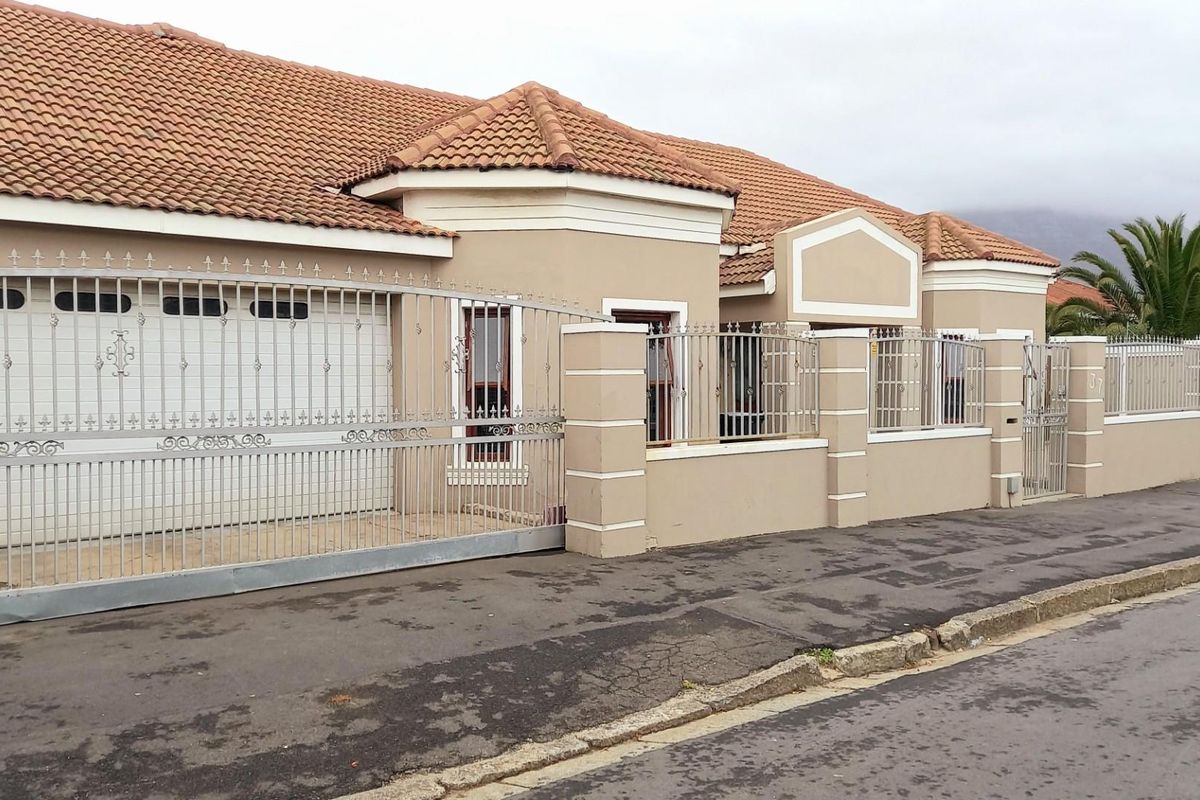 Beautiful house + 3bed fatlet on 739m2 property For Sale in Maitland, Cape Town - Photo 2