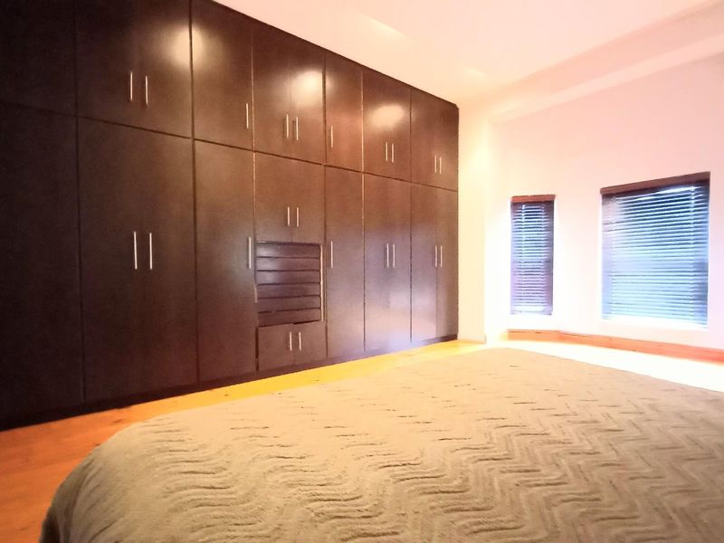 Beautiful house + 3bed fatlet on 739m2 property For Sale in Maitland, Cape Town - Photo 10