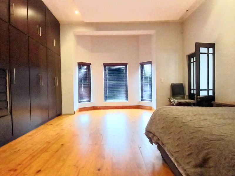 Beautiful house + 3bed fatlet on 739m2 property For Sale in Maitland, Cape Town - Photo 9