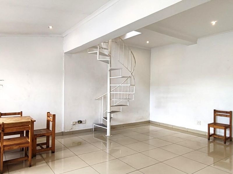 Spectacular and Incredibly Spacious 1-Bedroom Duplex Apartment in Bergvliet Vistas - Photo 3