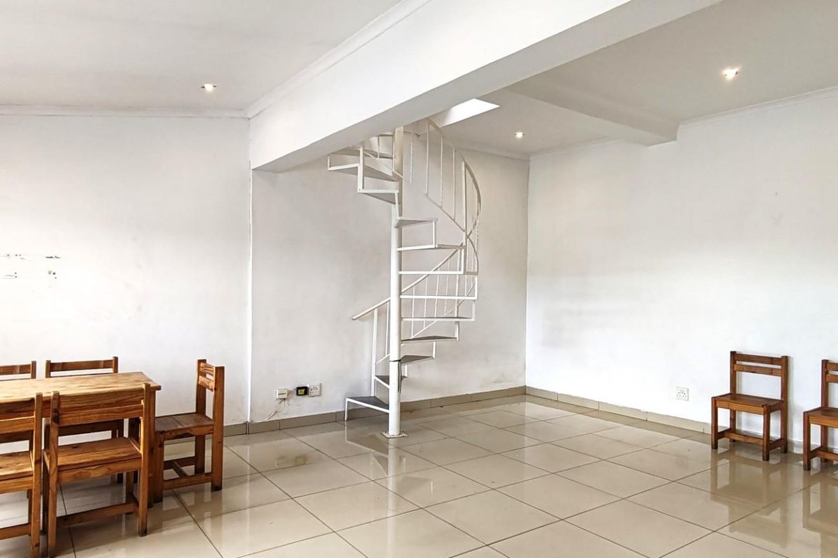 Spectacular and Incredibly Spacious 1-Bedroom Duplex Apartment in Bergvliet Vistas - Photo 3